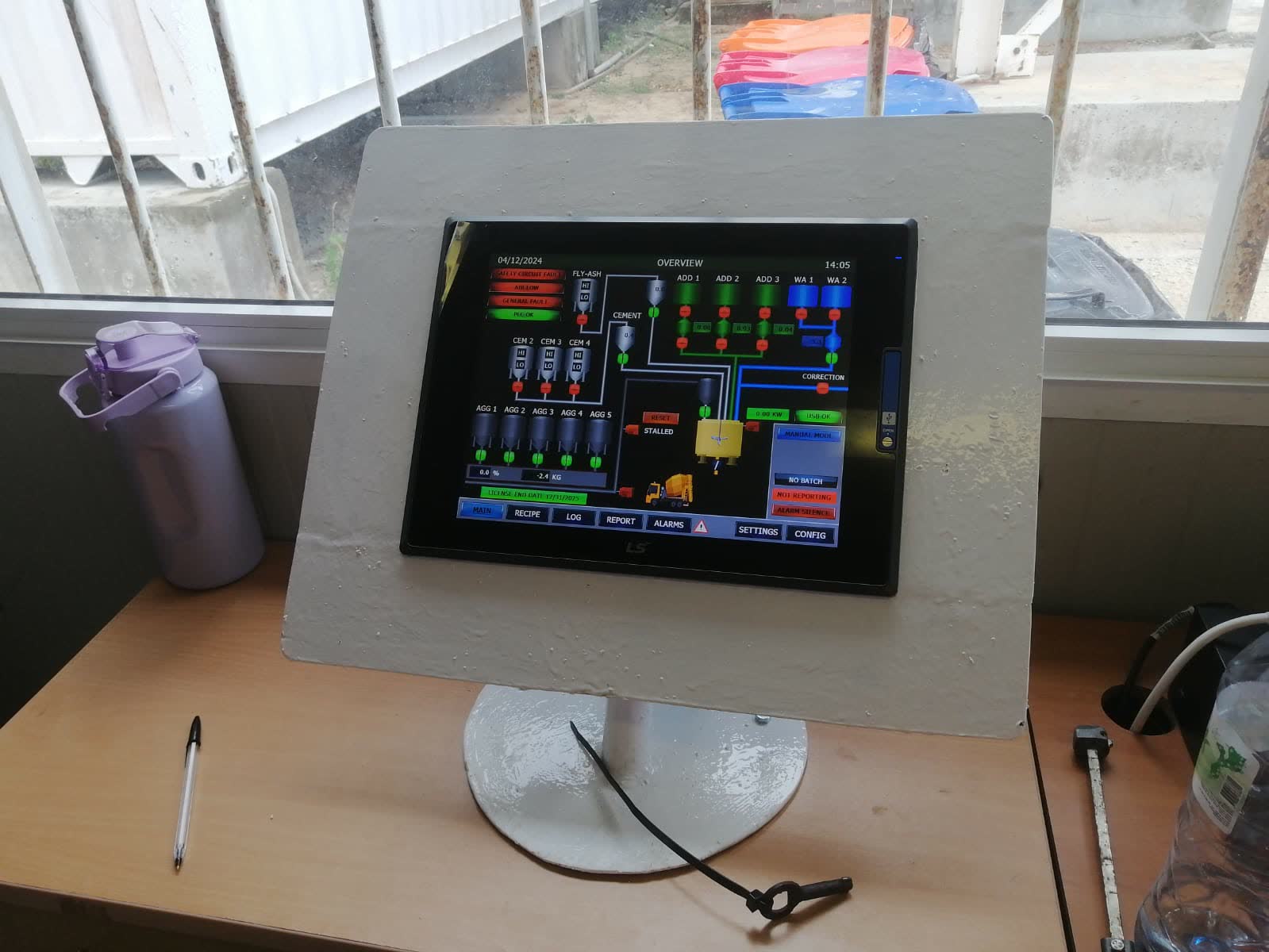 Ecrã HMI instalado no posto de comando