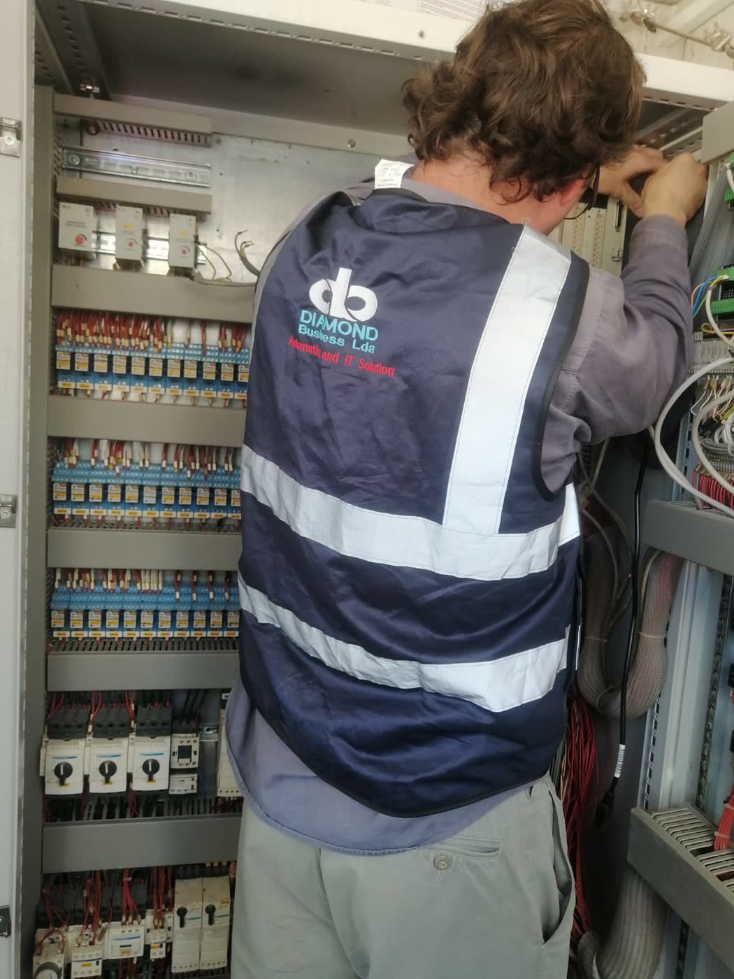 Técnico em intervenção num quadro elétrico