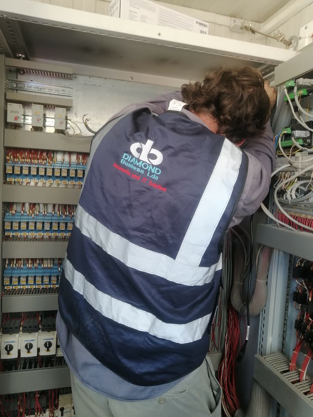 Técnico da Diamond Business a trabalhar num quadro elétrico