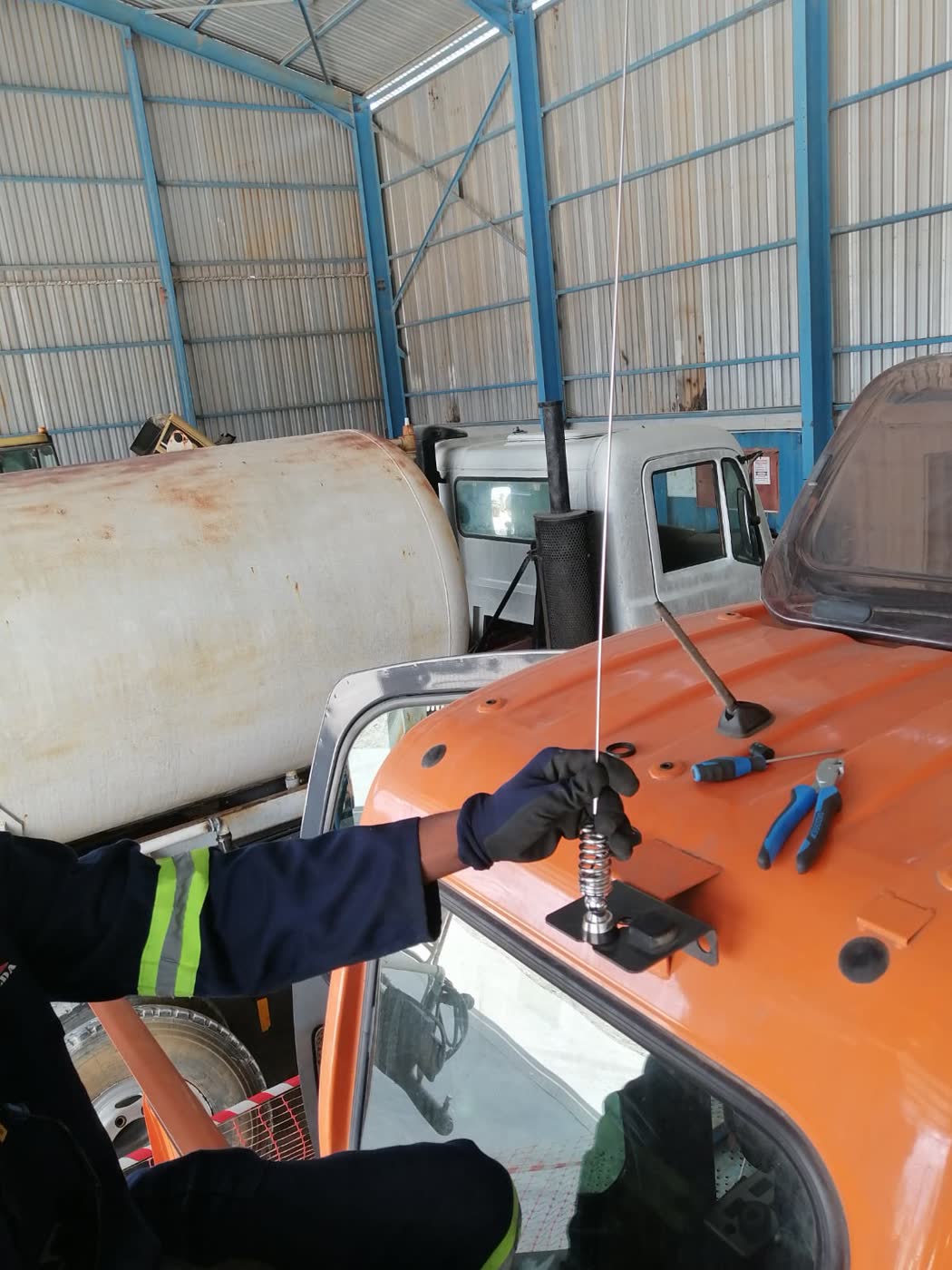 Montagem de antena no tejadilho de uma máquina