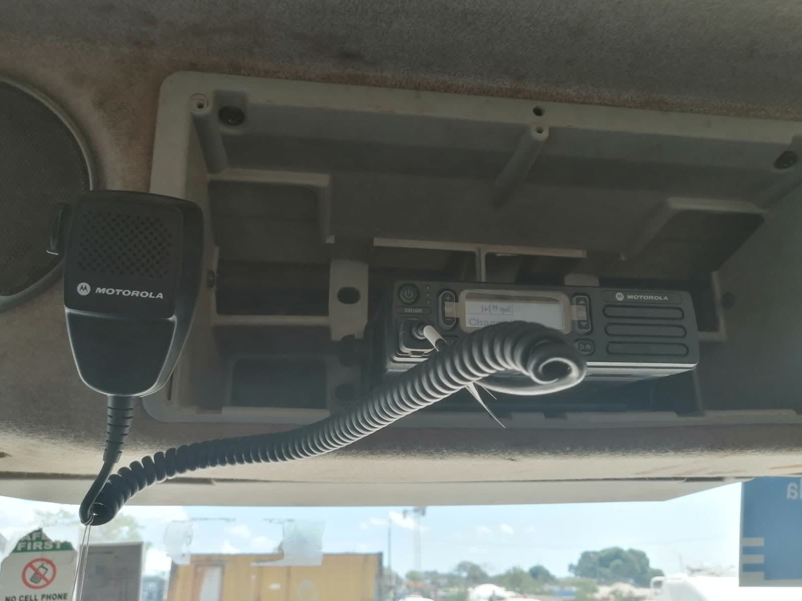 Rádio Motorola instalado no teto da cabine