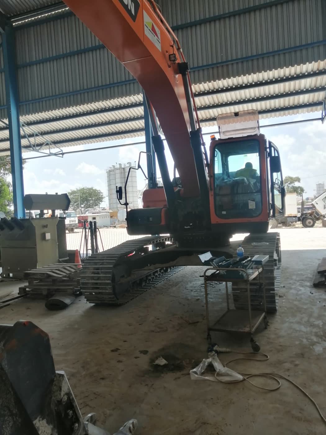 Escavadora de rastos em oficina