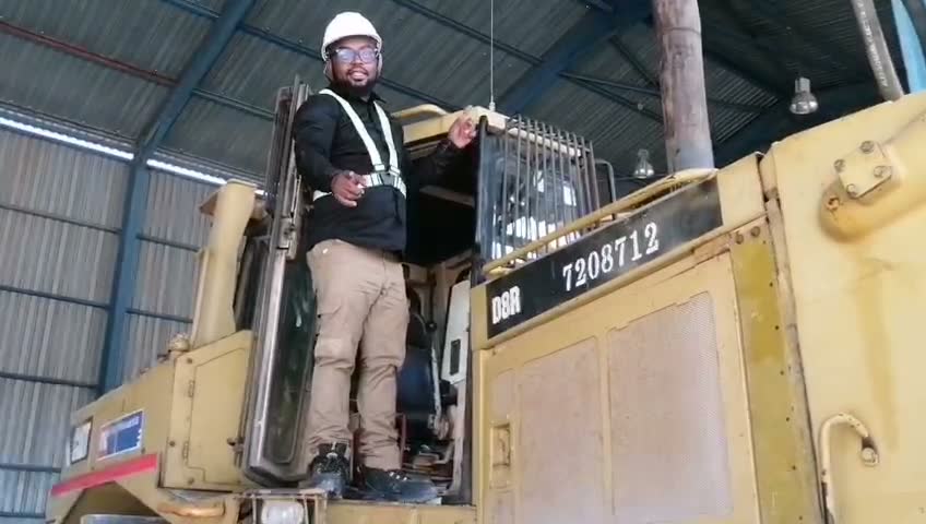 Verificação de um bulldozer na oficina | Diamond Business